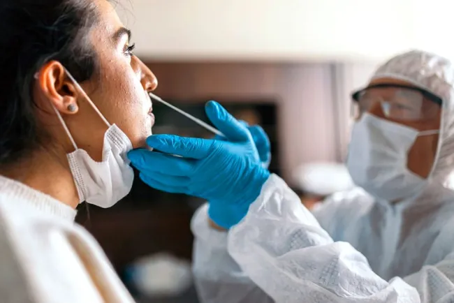 Pide OMS aumentar vigilancia por aumento de variante de Covid-19