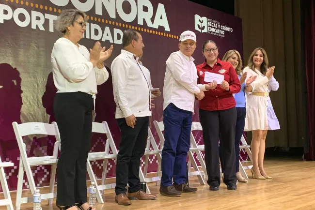 Entrega gobernador más de 900 becas en Agua Prieta