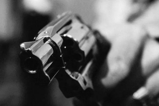 Asaltan negocio del centro a mano armada