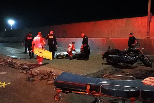Grave motociclista después de impactarse sobre montículo de tierra