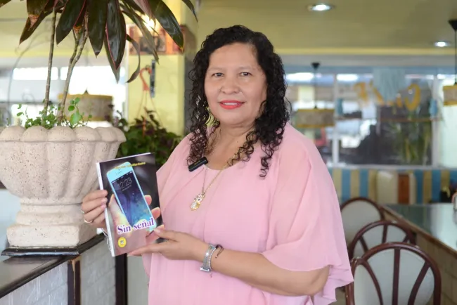 Recibe autora producción de su libro Sin Señal