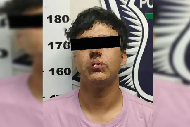 Se impacta conductor ebrio contra barda y poste