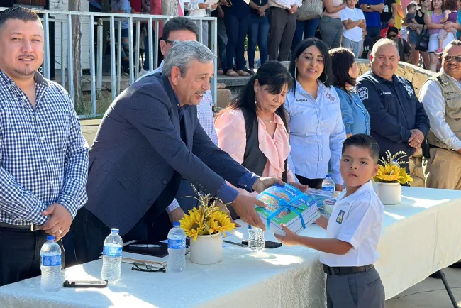 Dan bienvenida a estudiantes a nuevo ciclo escolar