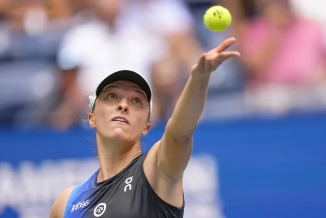 Swiatek arranca con victoria