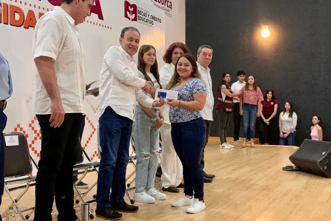 Entrega gobernador más de mil becas en Caborca