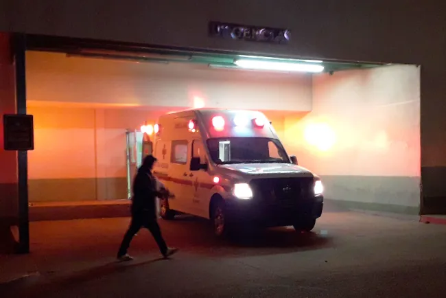 Grave menor por caída de segundo piso de su casa