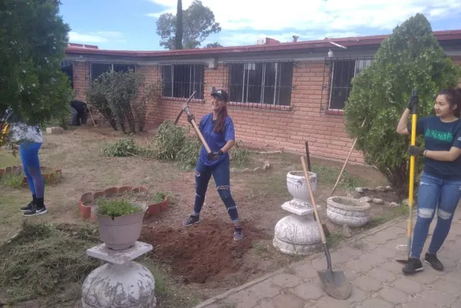 Mantiene Ecobarrio limpieza y reforestación en Asilo de Ancianos