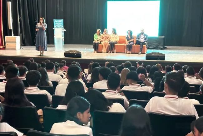 Ofrecen conferencia a jóvenes; van contra las adicciones