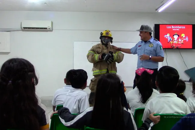 Imparten pláticas de prevención bomberos en escuela primaria
