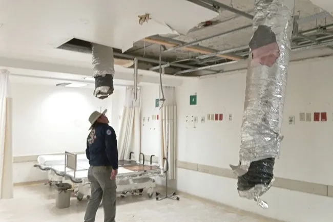 Sufre daños parte de techo de emergencias del Hospital IMSS Bienestar