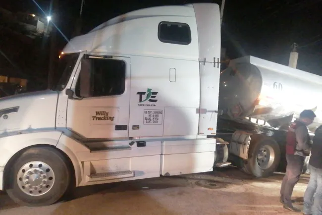 Provoca movimiento de emergencia camión por derrame de diésel