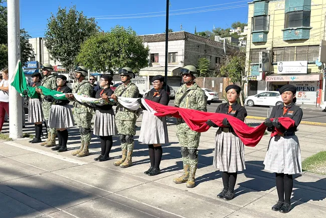 Inicia Mes Patrio con honores a la bandera