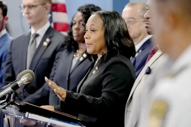 Tras ofensas racistas piden protección para jurado del caso Trump en Georgia