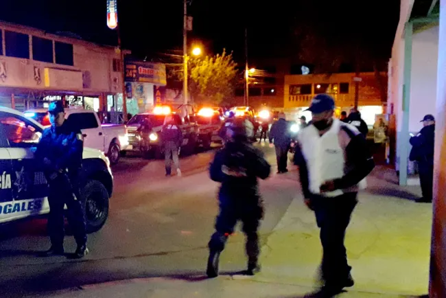 Golpean a joven con bate delante de su pareja