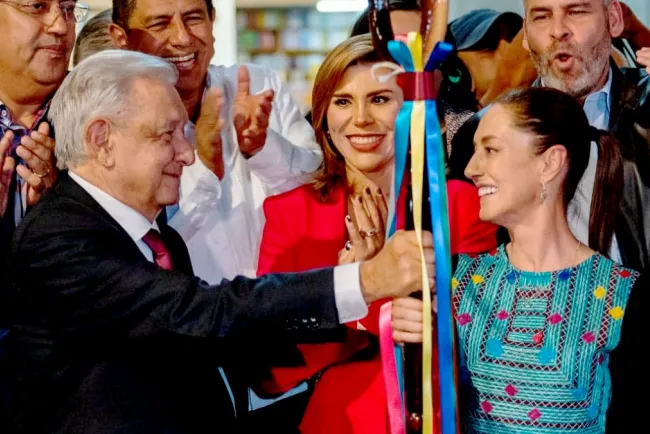 Entrega bastón de mando AMLO a Claudia frente a simpatizantes