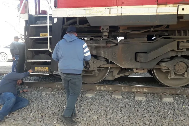 Rescatan a persona discapacitada debajo del tren; tenía una herida en la cabeza