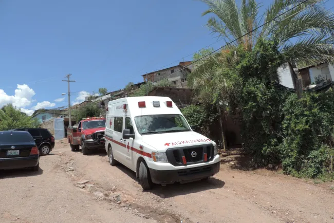 Fallece hombre de la tercera edad en camión; autoridades investigan