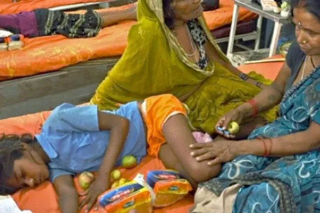 Son hospitalizadas más de 100 niñas por intoxicación en la India
