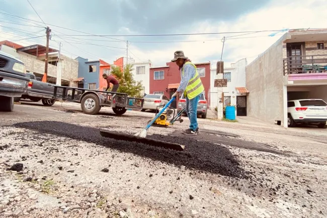 Refuerzan campaña permanente de bacheo en varias zonas urbanas