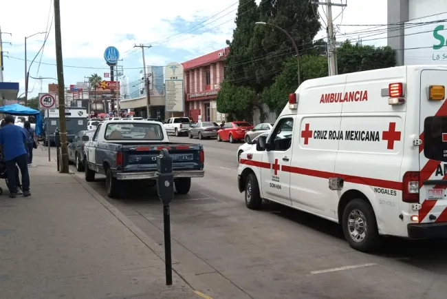 Cae anuncio sobre mujer y la golpea en la cabeza; empresa se niega a pagar