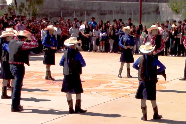 Presentan alumnos del Cobach II bailes folklóricos