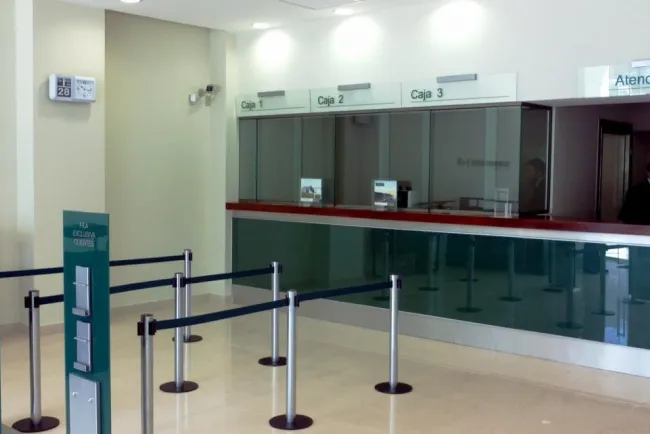 Disminuyen sucursales bancarias por avance digital