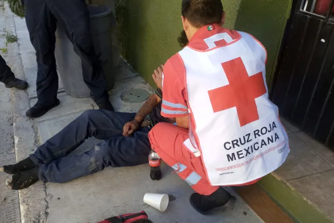 Encuentran a hombre severamente golpeado