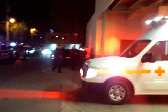 Sufre familia intoxicación por incendio de su vehículo