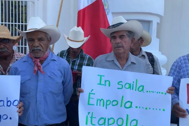 Se manifiestan tribu mayo frente a palacio de gobierno