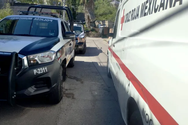 Privan de la libertad a joven y lo golpean