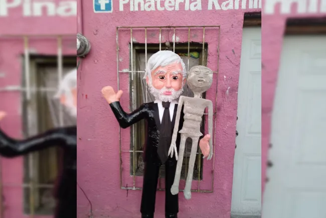 Sale piñata de Jaime Maussan junto con cuerpo no humano