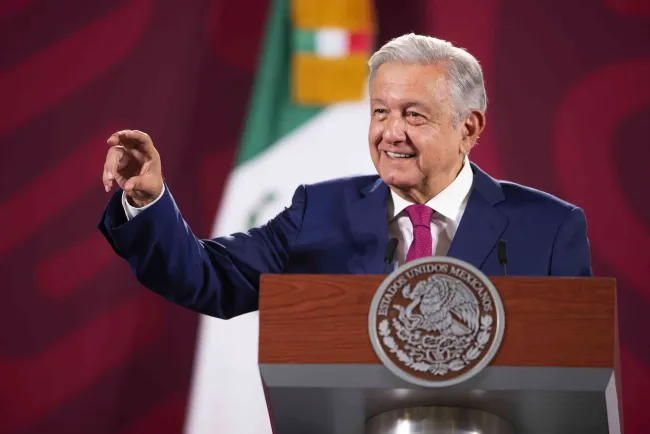 AMLO respetará advertencia del INE; sumará una suya