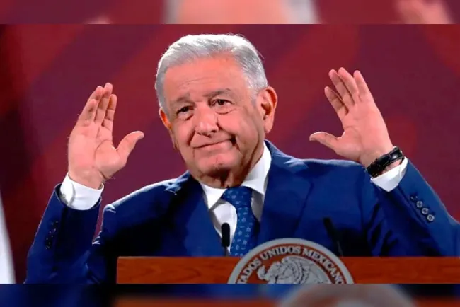 Acata AMLO orden del INE y proyecta cortinilla en La Mañanera