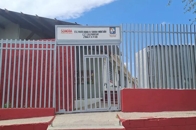 Derrumbarán baños en escuela Rodolfo Siordia