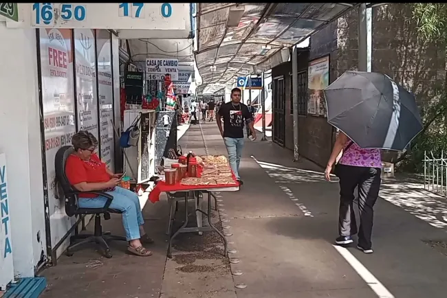 Reportan comerciantes bajas ventas pese a fila peatonal