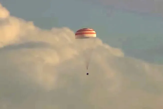 Regresan austronautas a la tierra; tenían más de un año en el espacio