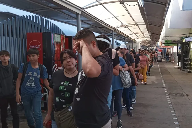 Provocan largas filas a EU problemas académicos a estudiantes