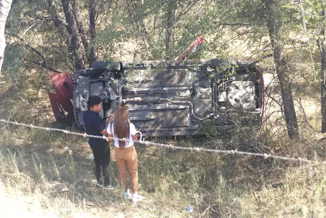 Protagonizan jóvenes aparatoso accidente vehicular
