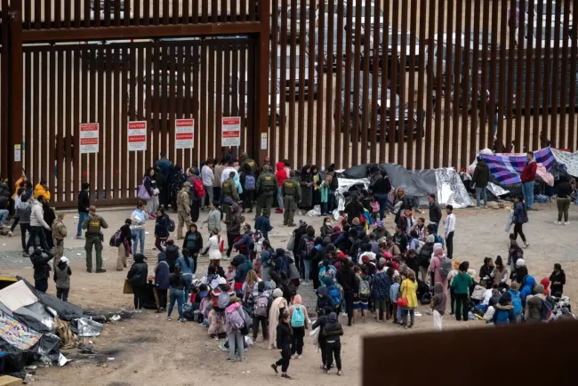 Cruces fronterizos a EU rompen récord en agosto
