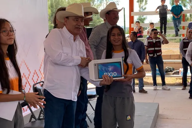 Entrega Gobernador tablets y becas en Bavispe