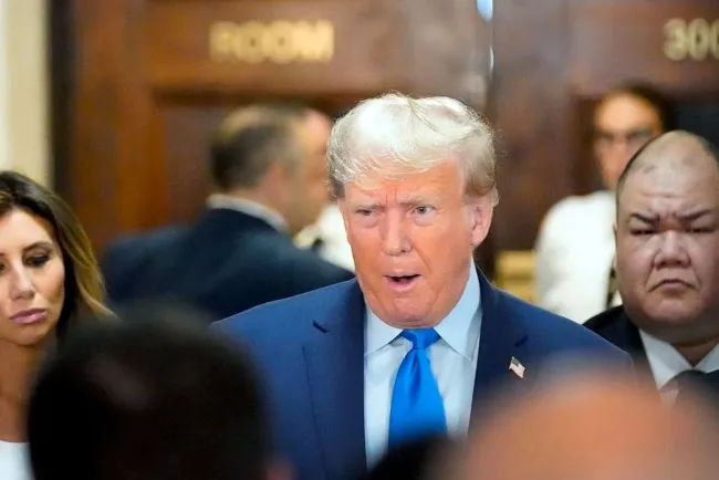 Llega Trump a tribunal de NY para juicio por fraude civil