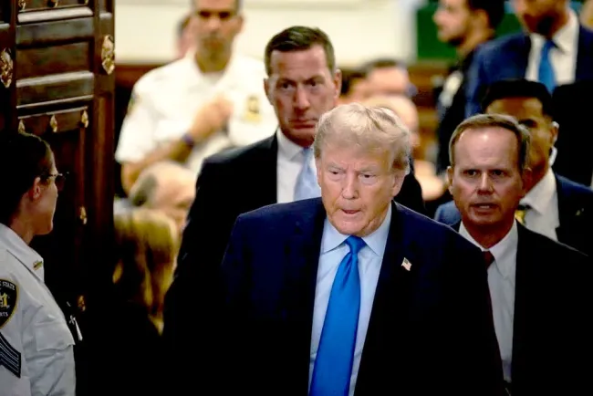 Vuelve Trump al juzgado junto a su hijo en NY por fraude empresarial