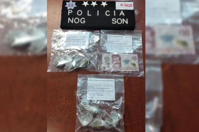 Arrestan a dos adolescentes por consumo y posesión de droga en vía pública