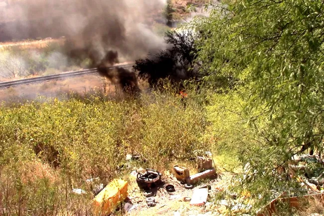 Causa movimiento quema de llantas en vías del tren