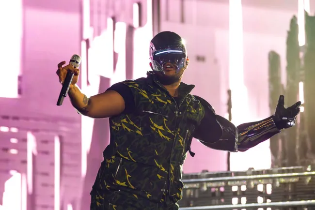 The Weeknd baja la luna y las estrellas