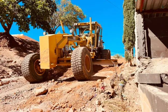 Dan mantenimiento a calles de la colonia LDC