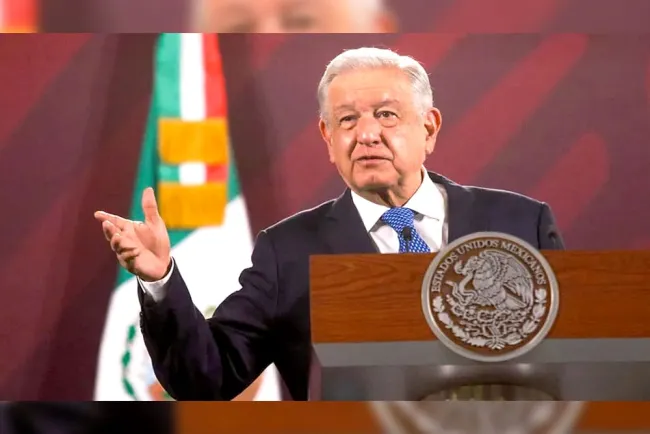 'Batea' AMLO al INE y mantiene posdata a conservadores