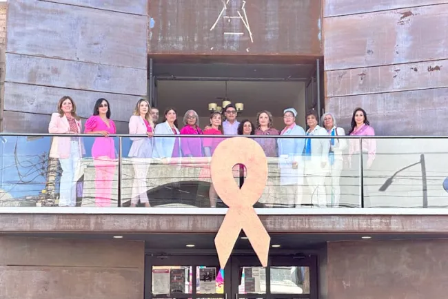 Colocan distintivo rosa en fachada del Ayuntamiento