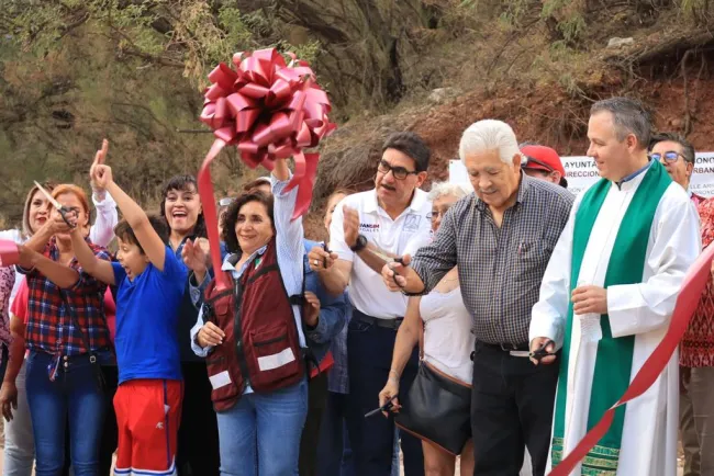 Inaugura alcalde obras de pavimentación en la colonia IMSS