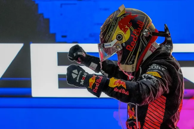 Pérez queda fuera del podio